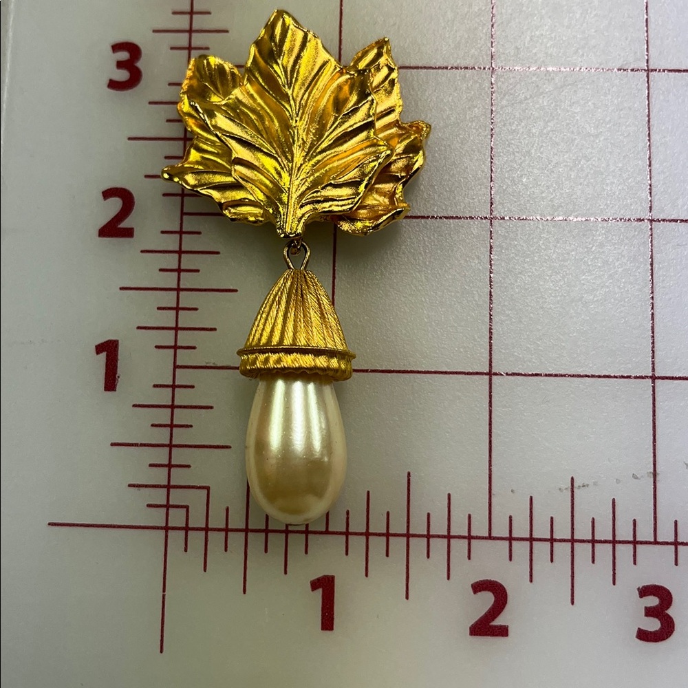 CAROLINE GRAVES VINTAGE Event Evening Gold Leaf Pearl Drop Clip-On Earrings - Picture 7 of 14